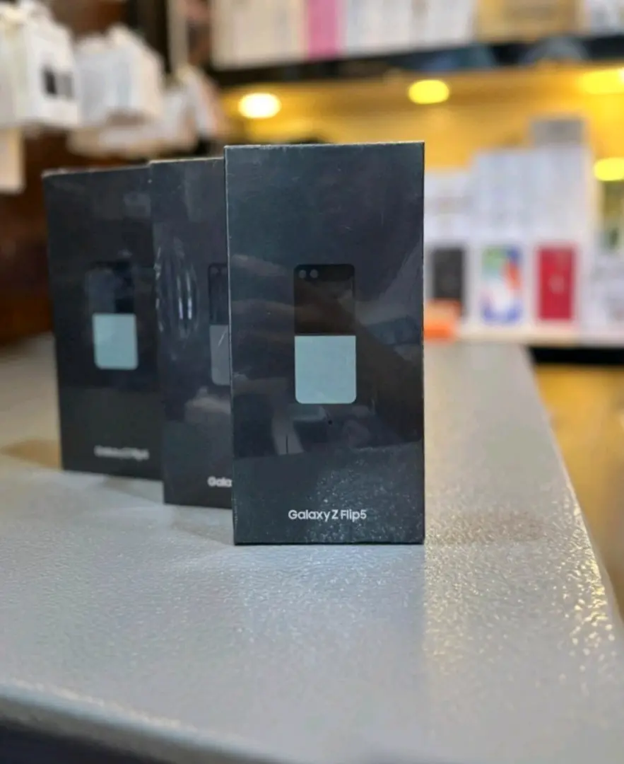 Samsung Galaxy Z Flip 5 256GB (Brand New) thumbnail 2