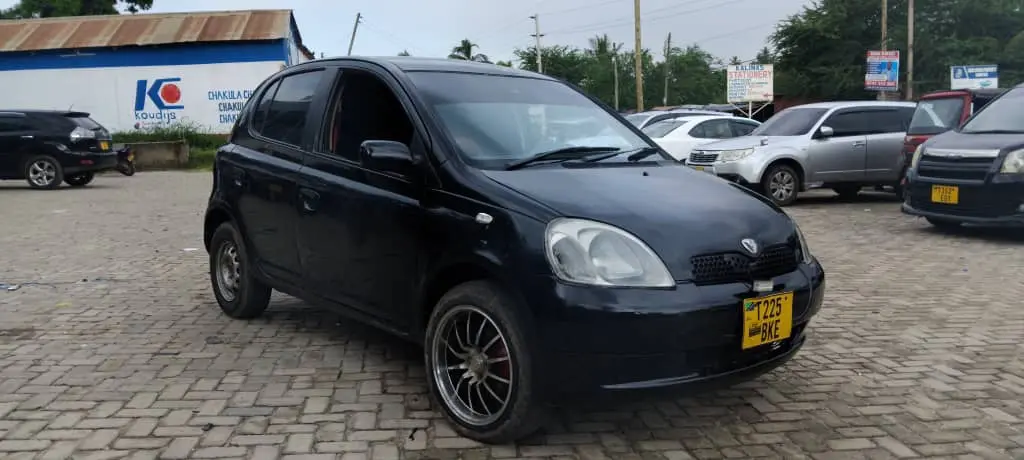 Toyota Vitz Nyeusi Inauzwa (Bei 5M)