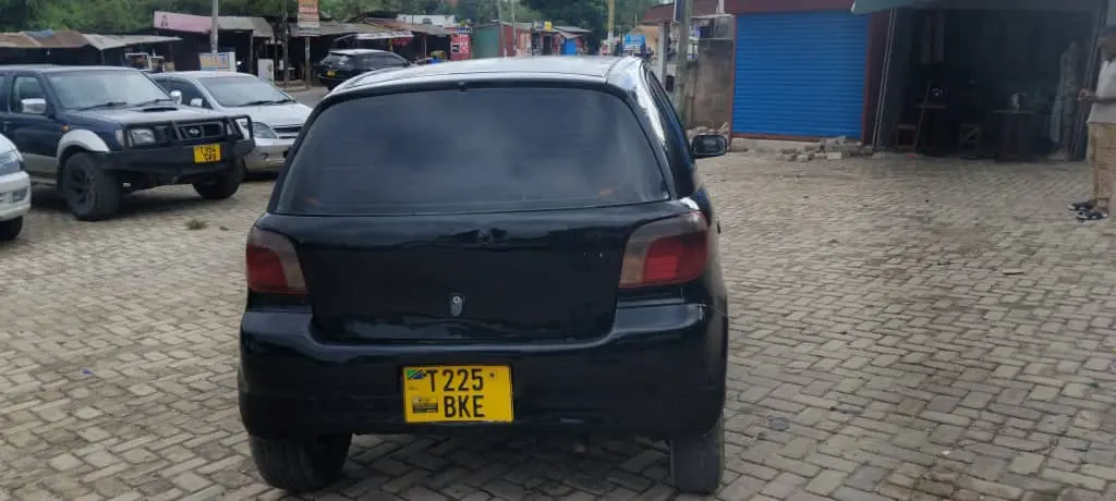Toyota Vitz Nyeusi Inauzwa (Bei 5M) thumbnail 2