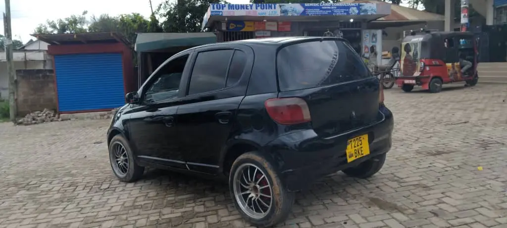 Toyota Vitz Nyeusi Inauzwa (Bei 5M) thumbnail 3