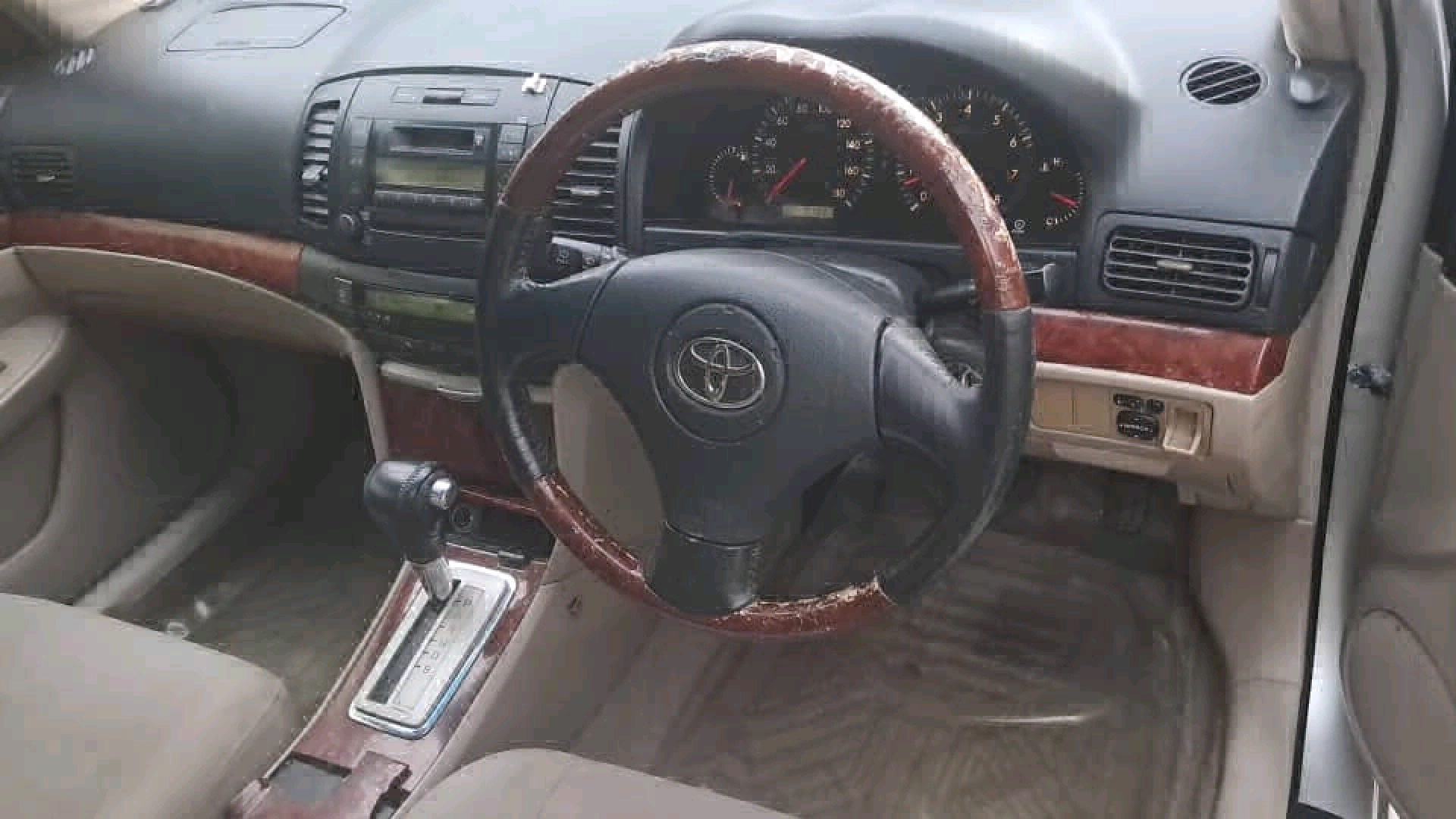 Toyota Premio Silver Car thumbnail 9