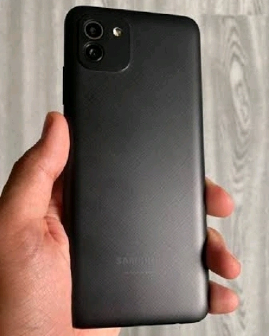Used Black Samsung Smartphone (Haina Kasoro)