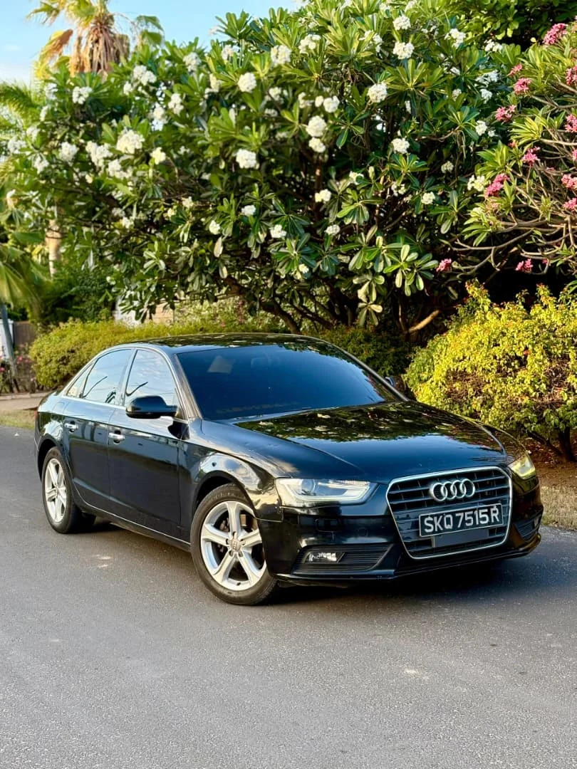 Black Audi A4 Sedan 2014 Model thumbnail 3
