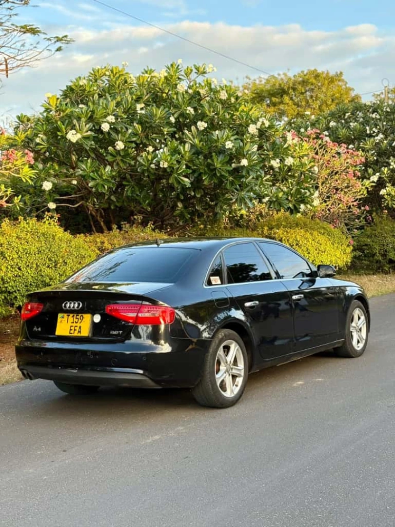 Black Audi A4 Sedan 2014 Model thumbnail 4