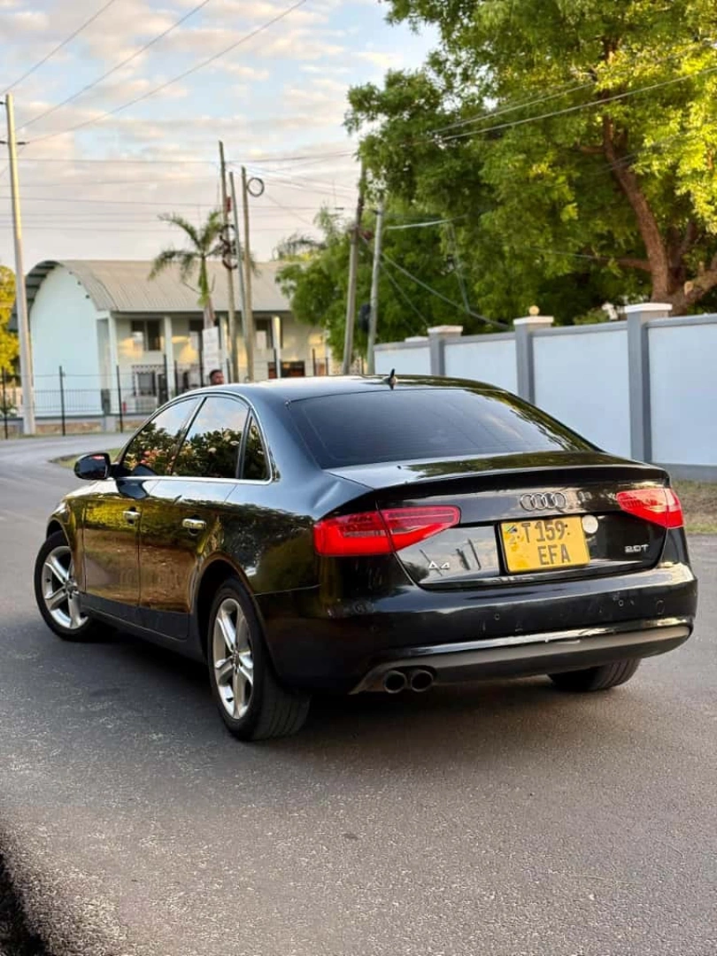 Black Audi A4 Sedan 2014 Model thumbnail 6