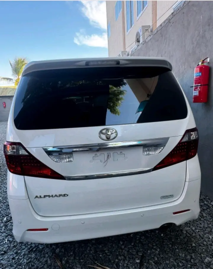 Toyota Alphard thumbnail 4