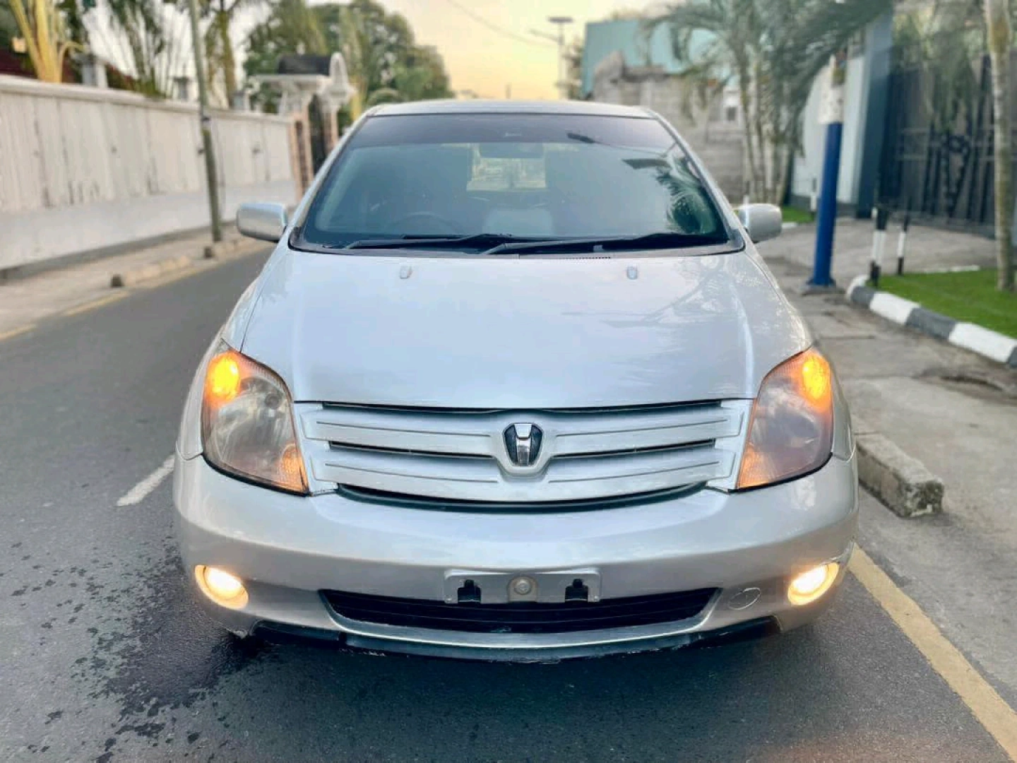 Toyota Ist 2004 Silver (1290cc) - Well Maintained