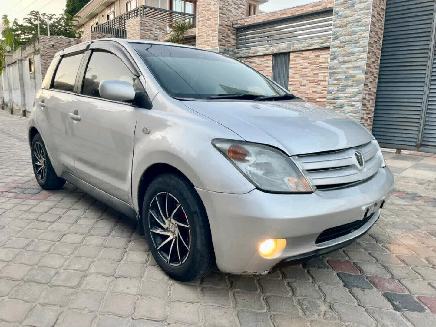 Toyota Ist 2004 Silver (1290cc) - Well Maintained thumbnail 2