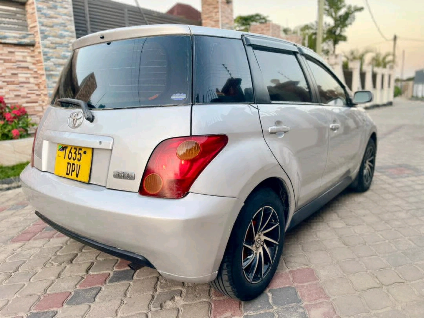 Toyota Ist 2004 Silver (1290cc) - Well Maintained thumbnail 4