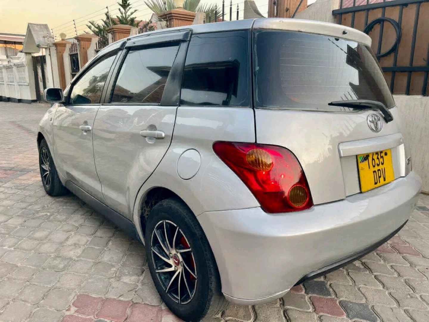 Toyota Ist 2004 Silver (1290cc) - Well Maintained thumbnail 5