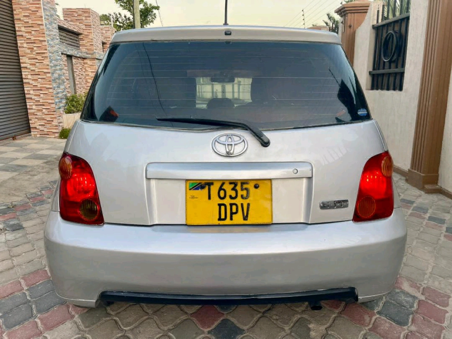 Toyota Ist 2004 Silver (1290cc) - Well Maintained thumbnail 6