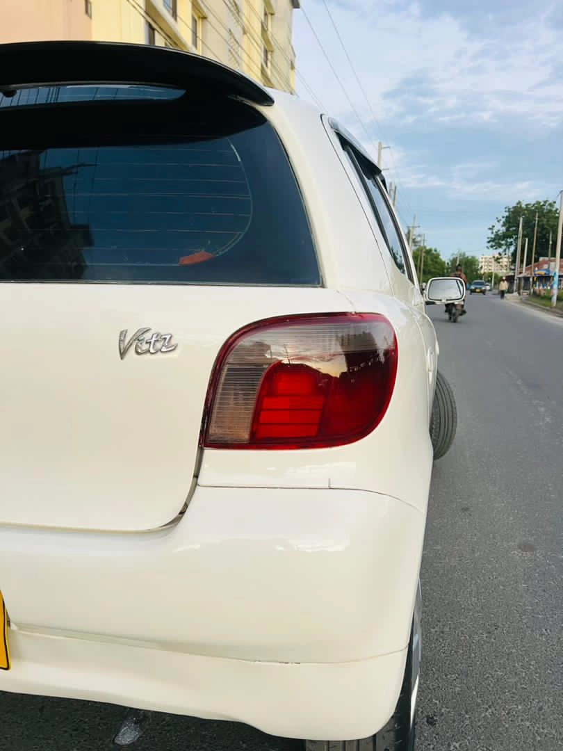 Toyota Vitz 2000 Model Low Mileage thumbnail 4
