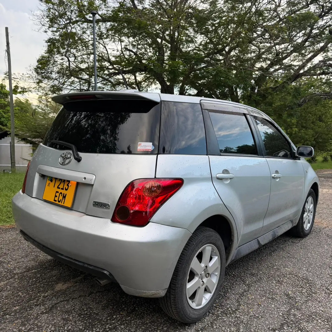 Toyota Ist 2004 thumbnail 3