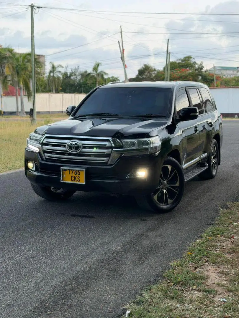2014 Toyota Land Cruiser VXR V8 Diesel thumbnail 2