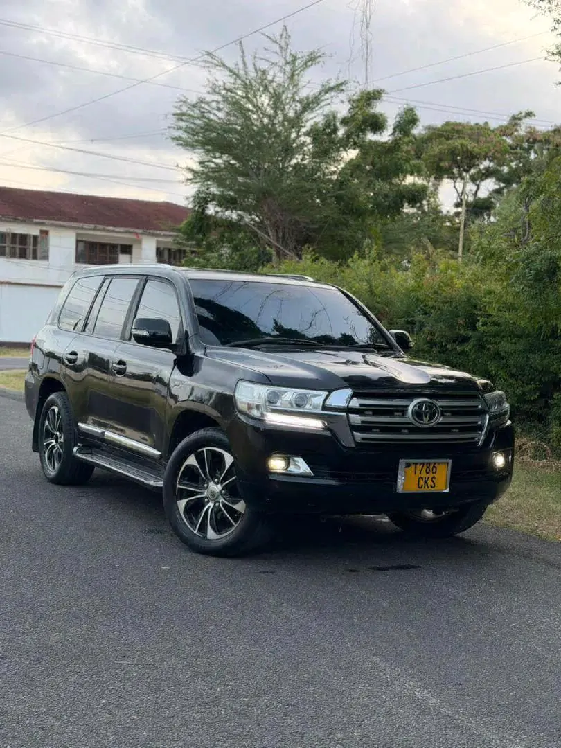 2014 Toyota Land Cruiser VXR V8 Diesel thumbnail 3