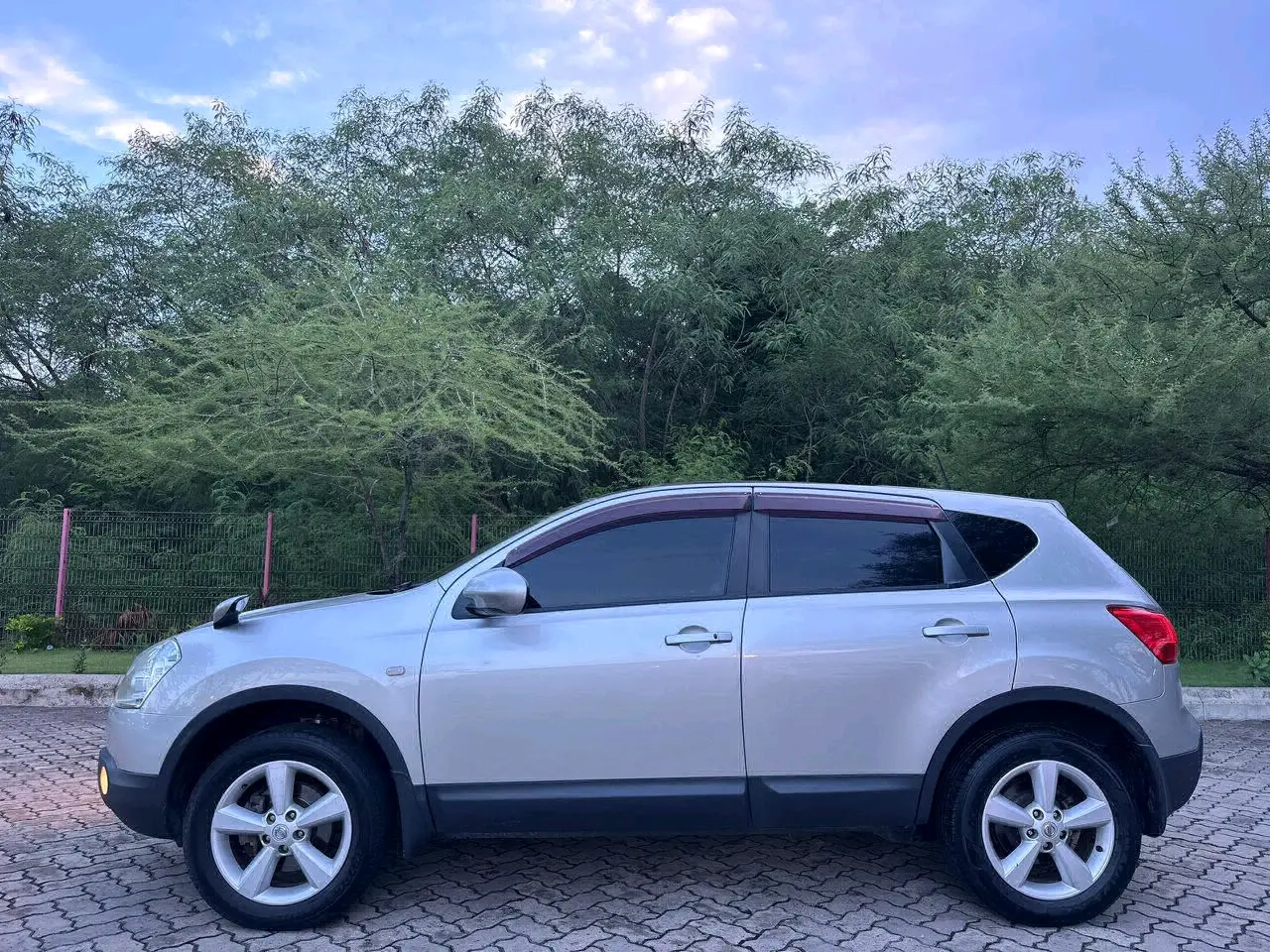 Nissan Dualis Silver thumbnail 2