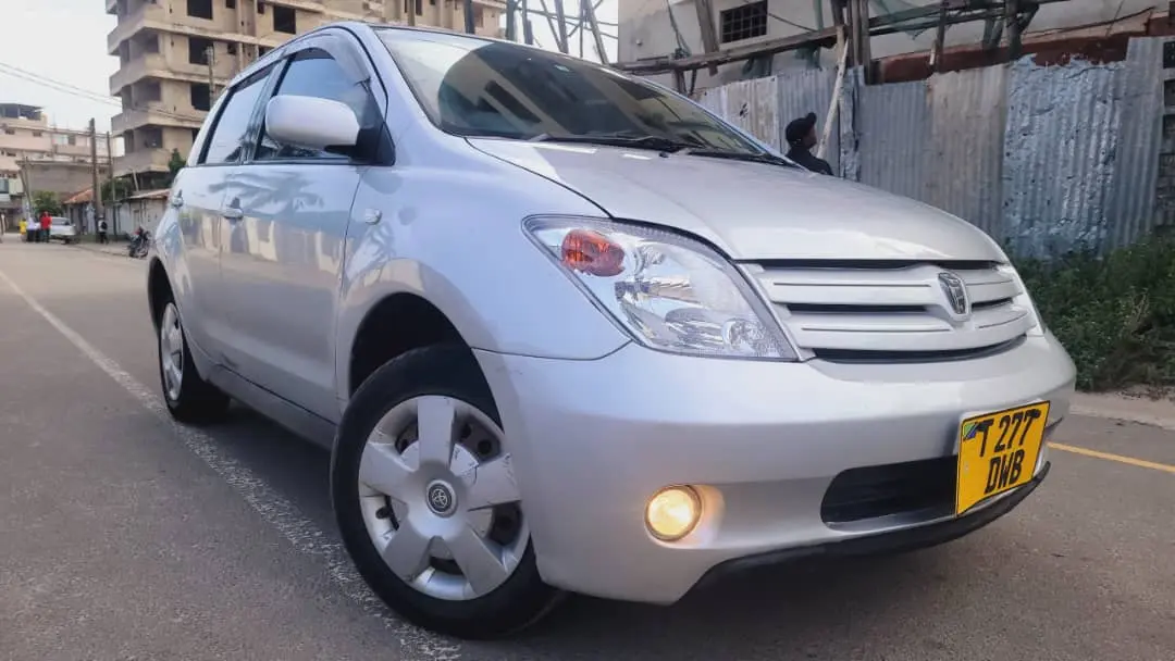 Toyota Ist Silver 1490cc Low Mileage thumbnail 3