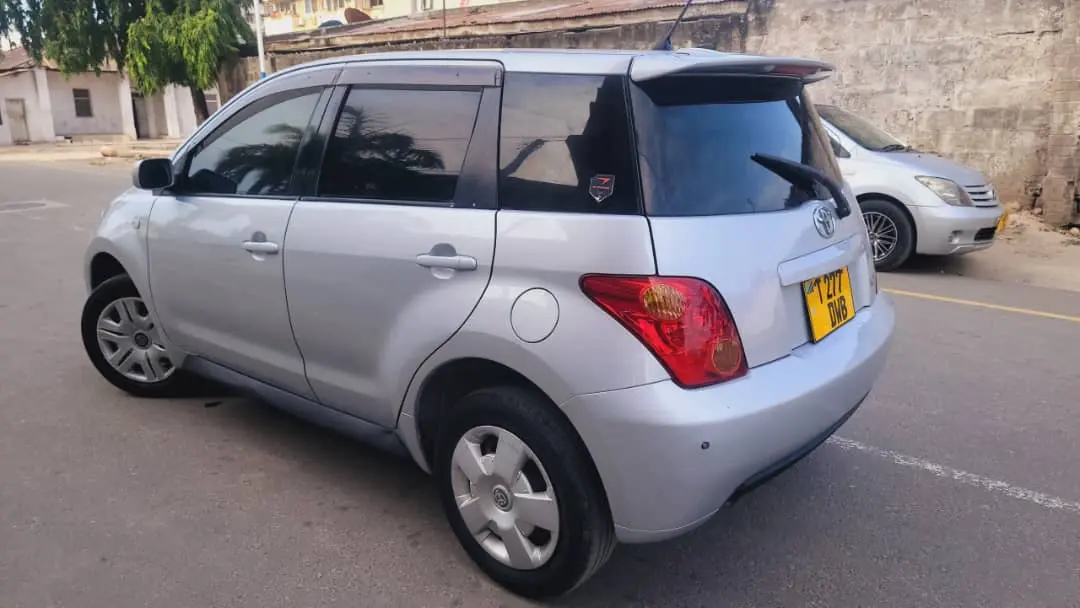 Toyota Ist Silver 1490cc Low Mileage thumbnail 5