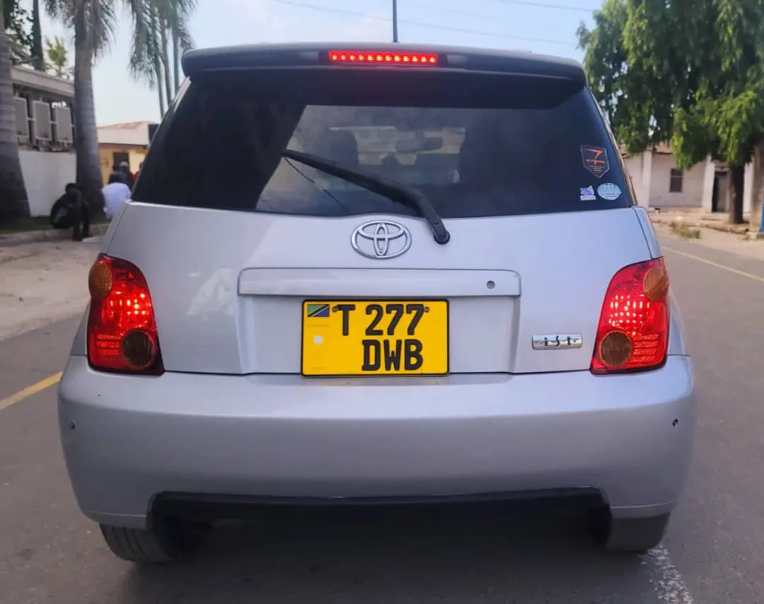 Toyota Ist Silver 1490cc Low Mileage thumbnail 6