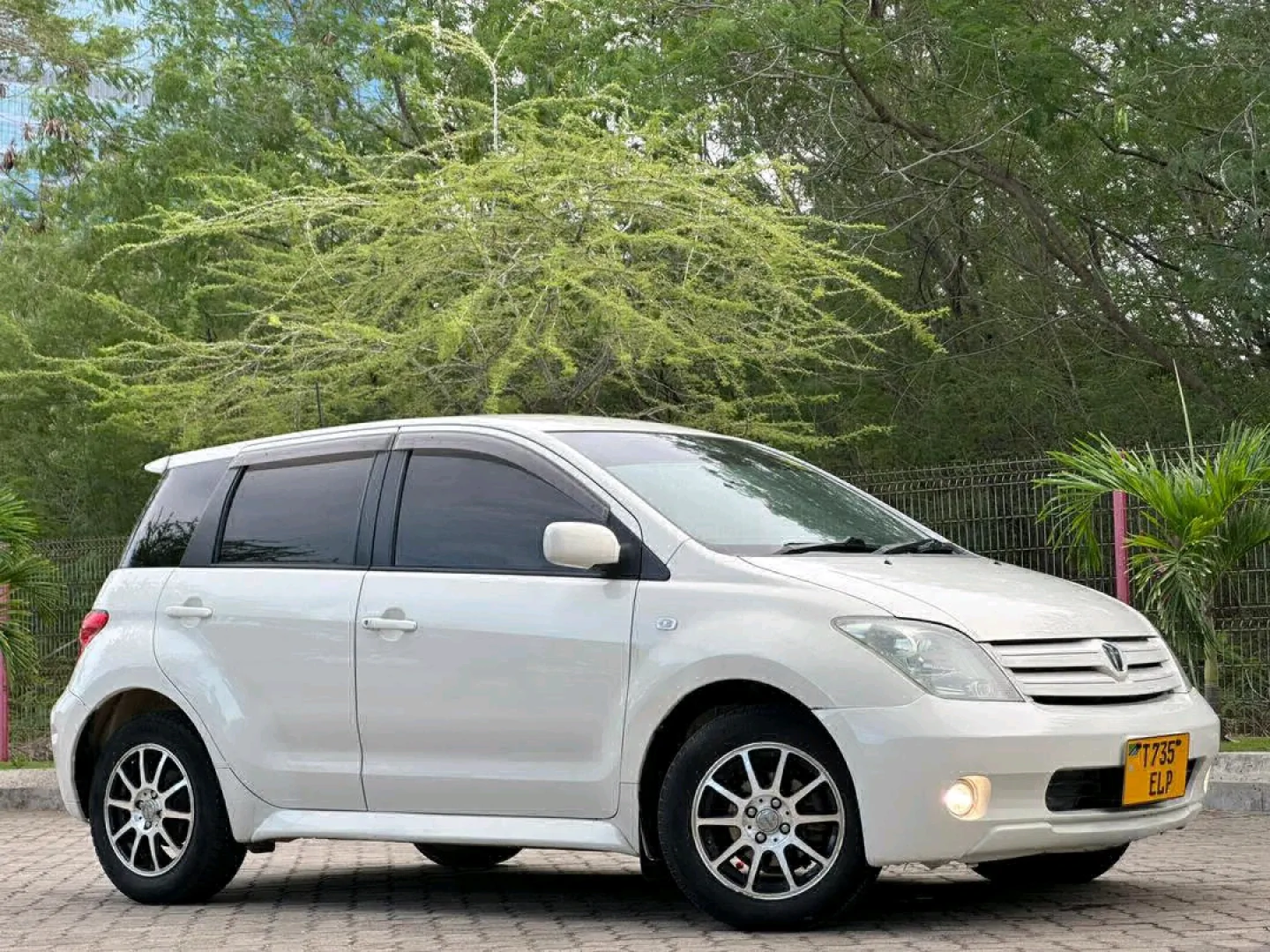 White 2004 Toyota Ist (1290cc) - Exchange Allowed thumbnail 4