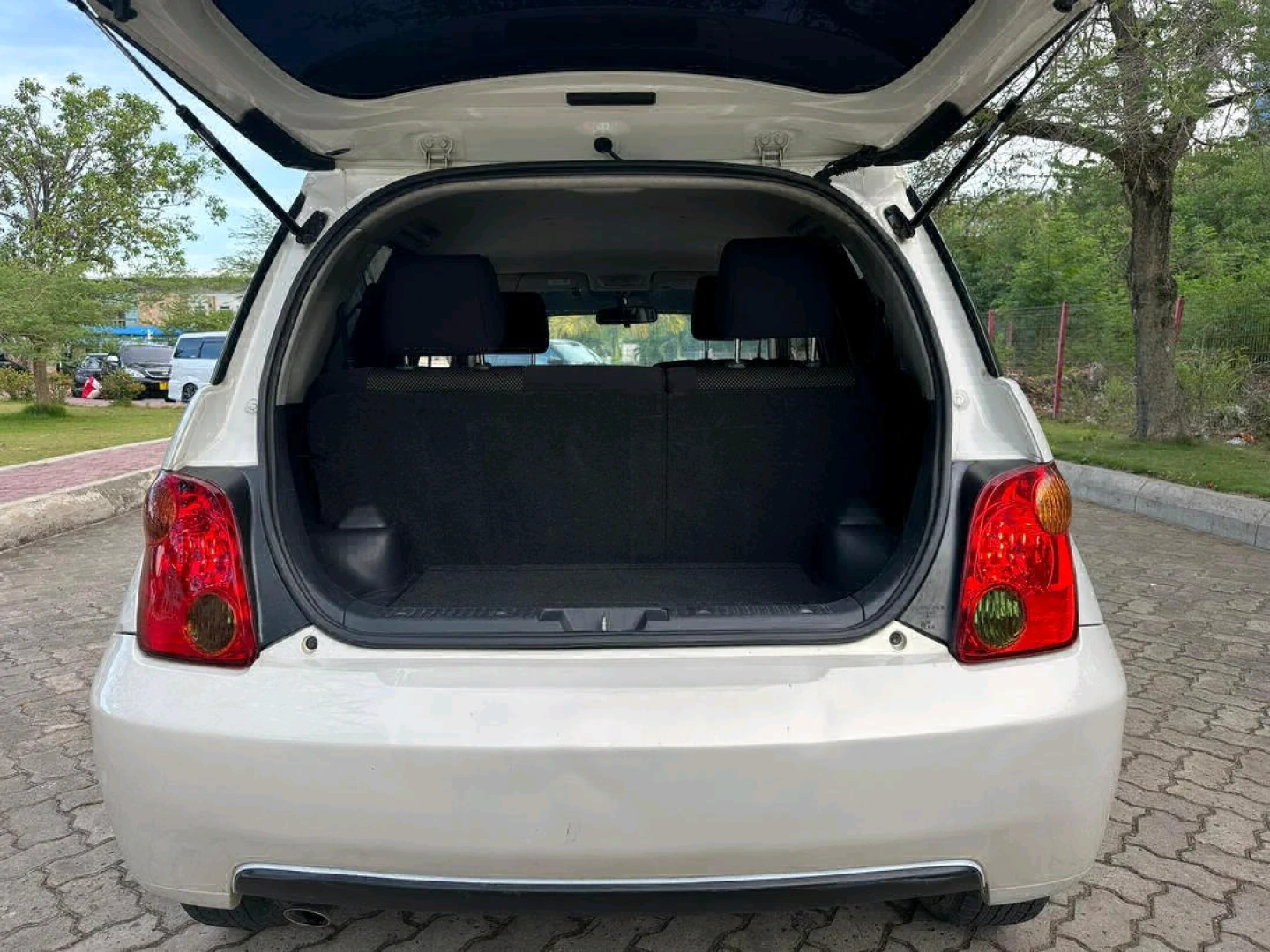 White 2004 Toyota Ist (1290cc) - Exchange Allowed thumbnail 6