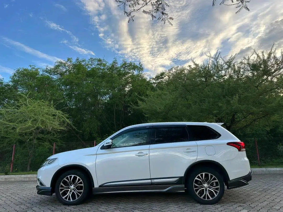 2015 Mitsubishi Outlander 2360cc for Sale thumbnail 2