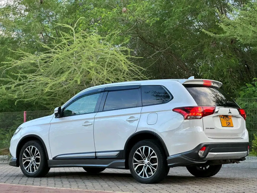 2015 Mitsubishi Outlander 2360cc for Sale thumbnail 3