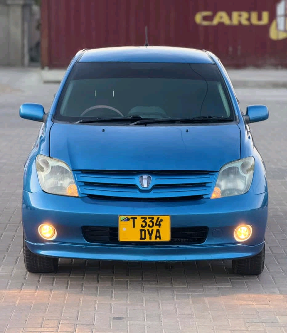 Toyota Ist Blue Car T334 DYA