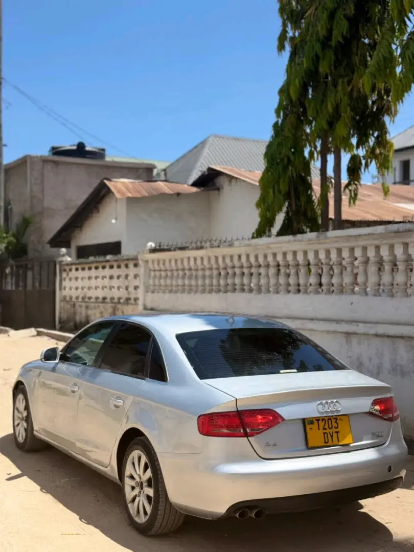 Audi A4 Sedan 2011/2012 Petrol Automatic thumbnail 2