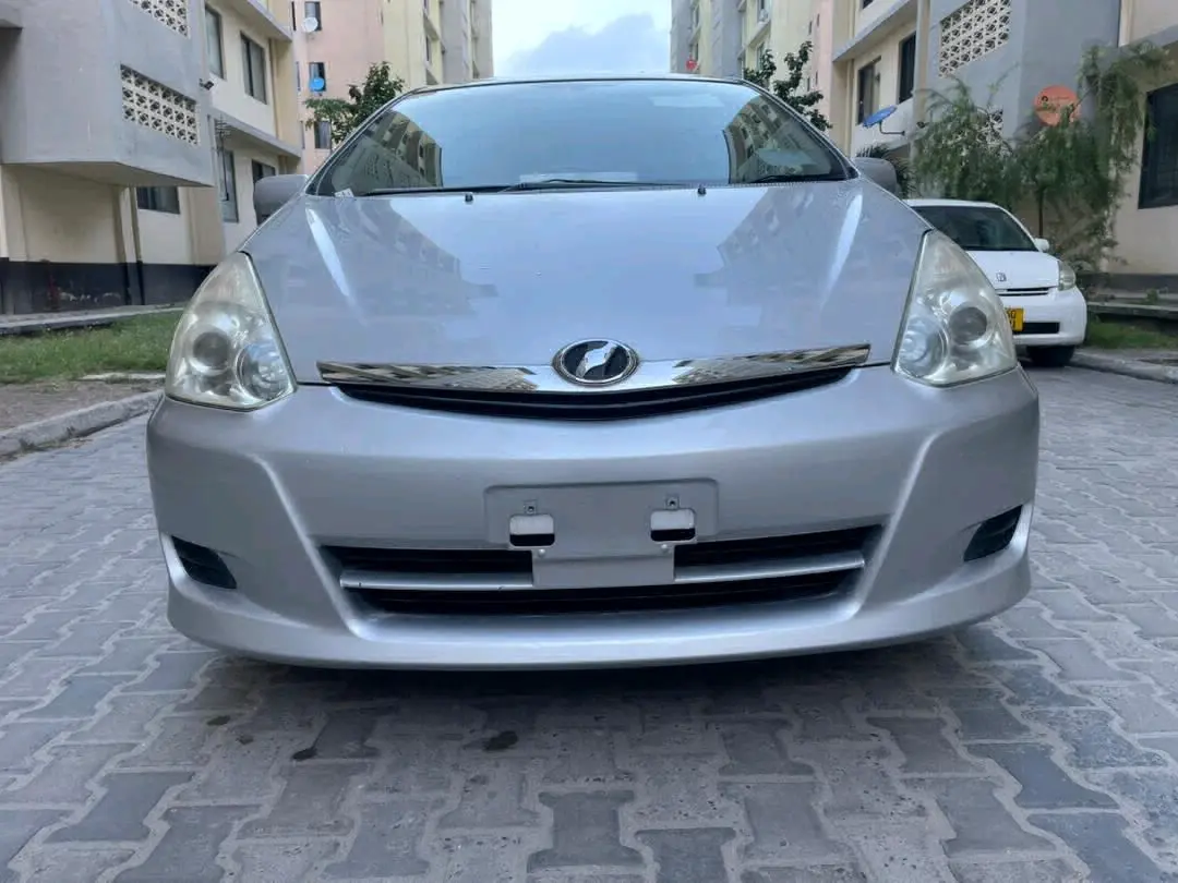 Silver 2006 Toyota Wish (Japan Import) thumbnail 2