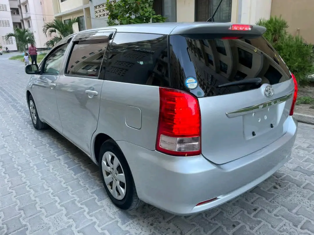 Silver 2006 Toyota Wish (Japan Import) thumbnail 3