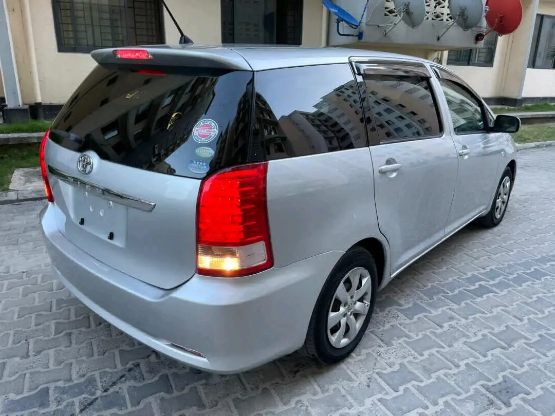 Silver 2006 Toyota Wish (Japan Import) thumbnail 4
