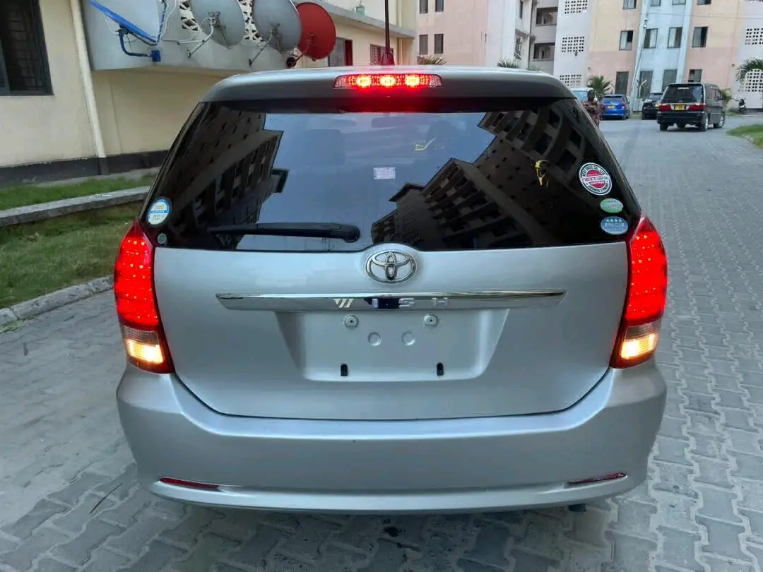 Silver 2006 Toyota Wish (Japan Import) thumbnail 5