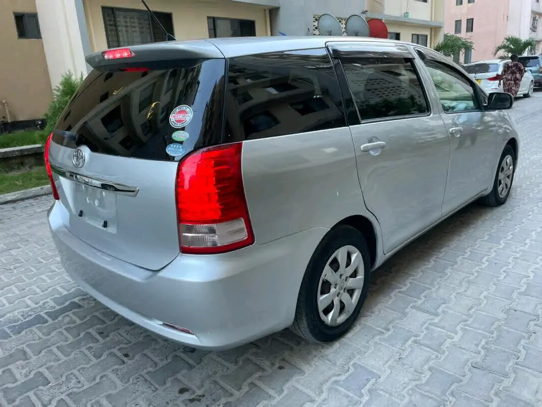 Silver 2006 Toyota Wish (Japan Import) thumbnail 9