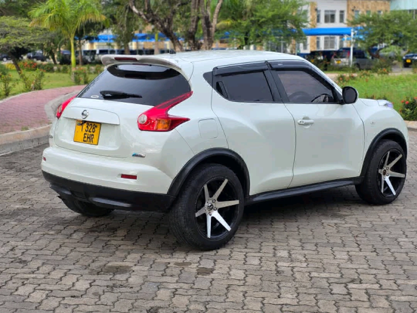 Nissan Juke 2014 Pearl White Low Mileage thumbnail 3