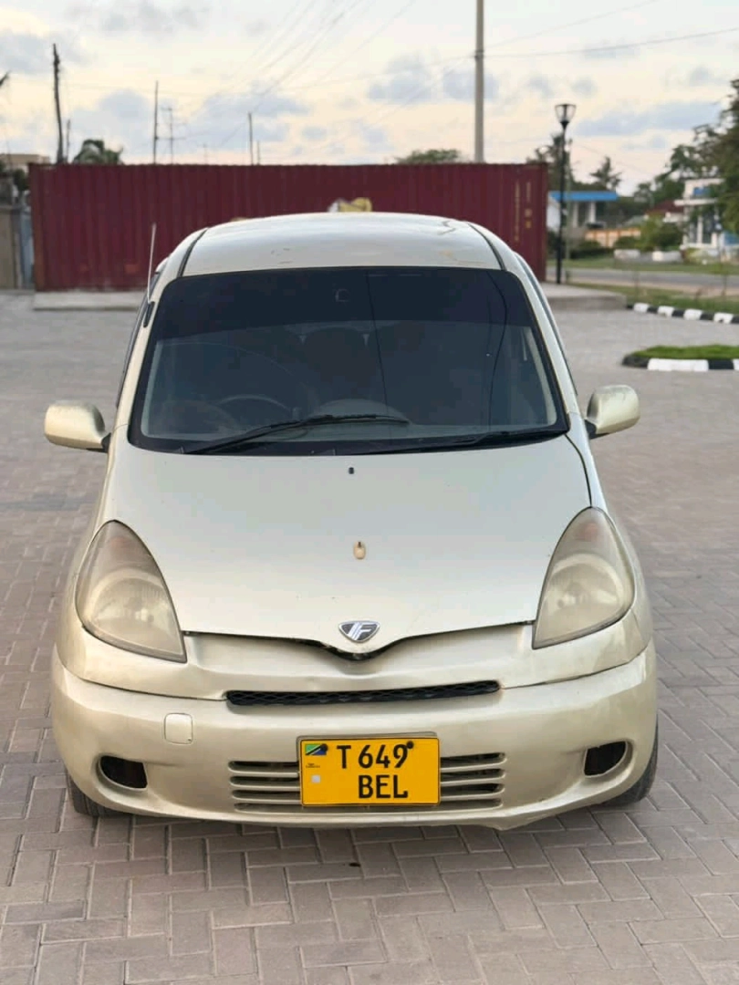 Toyota Fun Cargo Minivan 1290cc
