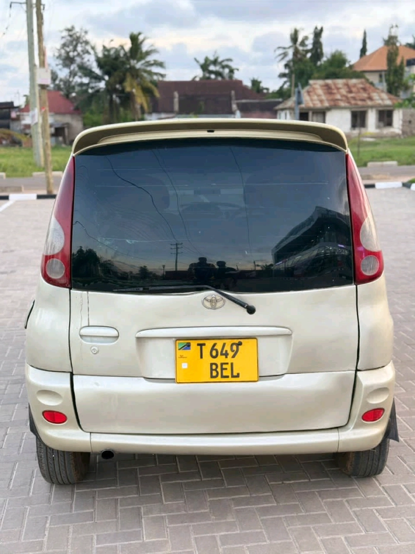 Toyota Fun Cargo Minivan 1290cc thumbnail 2