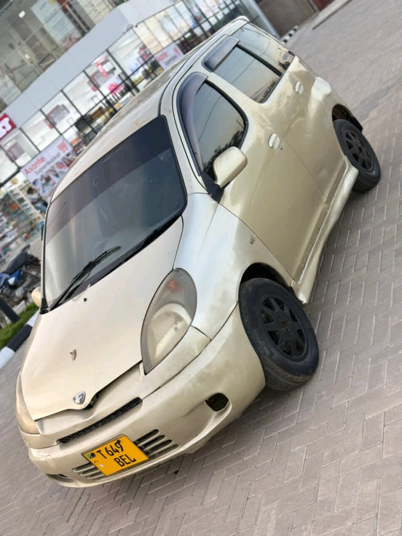 Toyota Fun Cargo Minivan 1290cc thumbnail 5