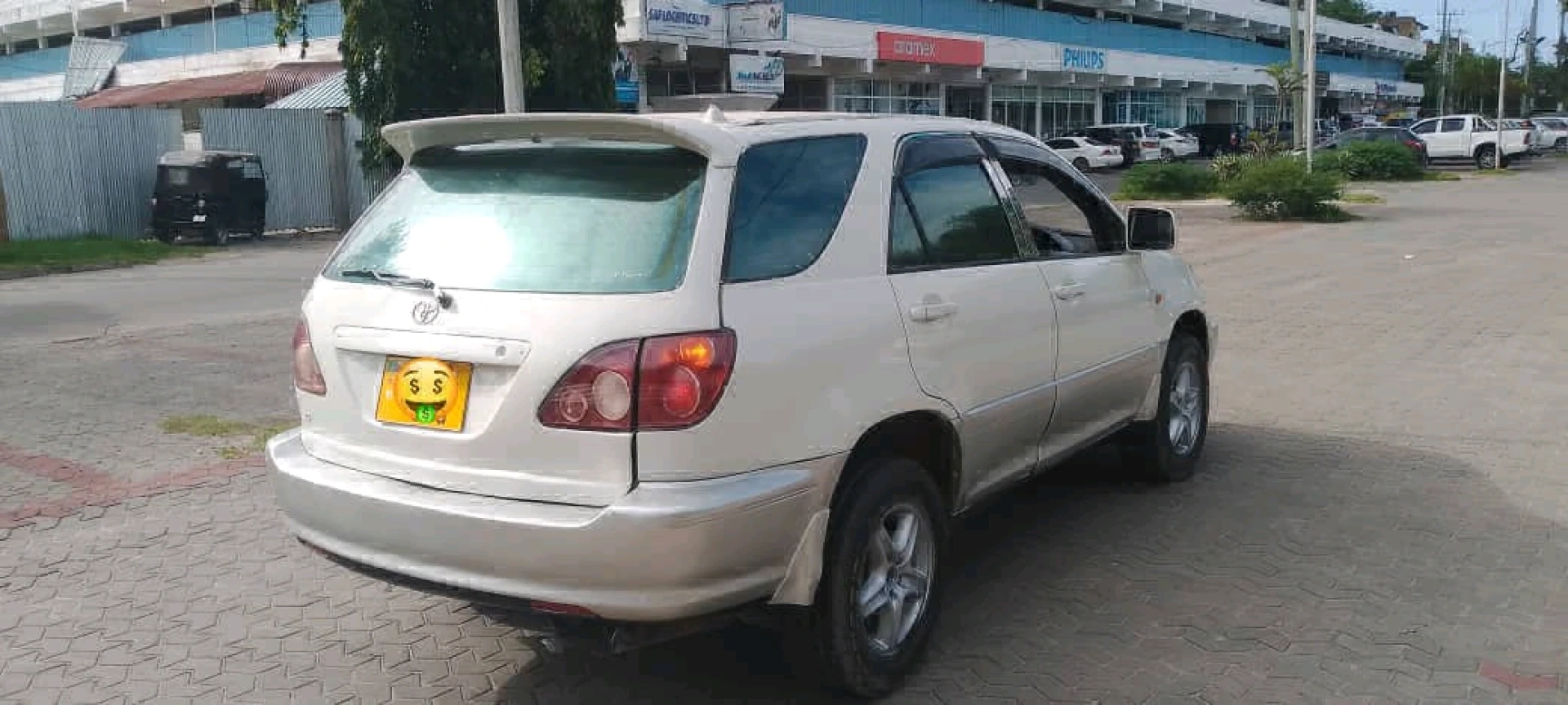 White Toyota Harrier SUV (Old Model) thumbnail 2