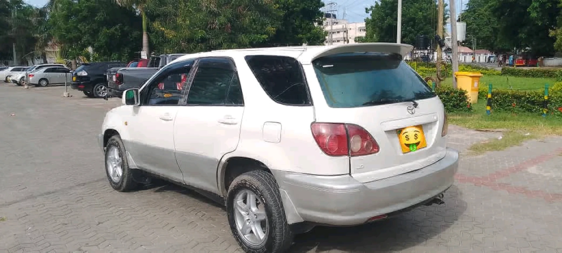 White Toyota Harrier SUV (Old Model) thumbnail 3