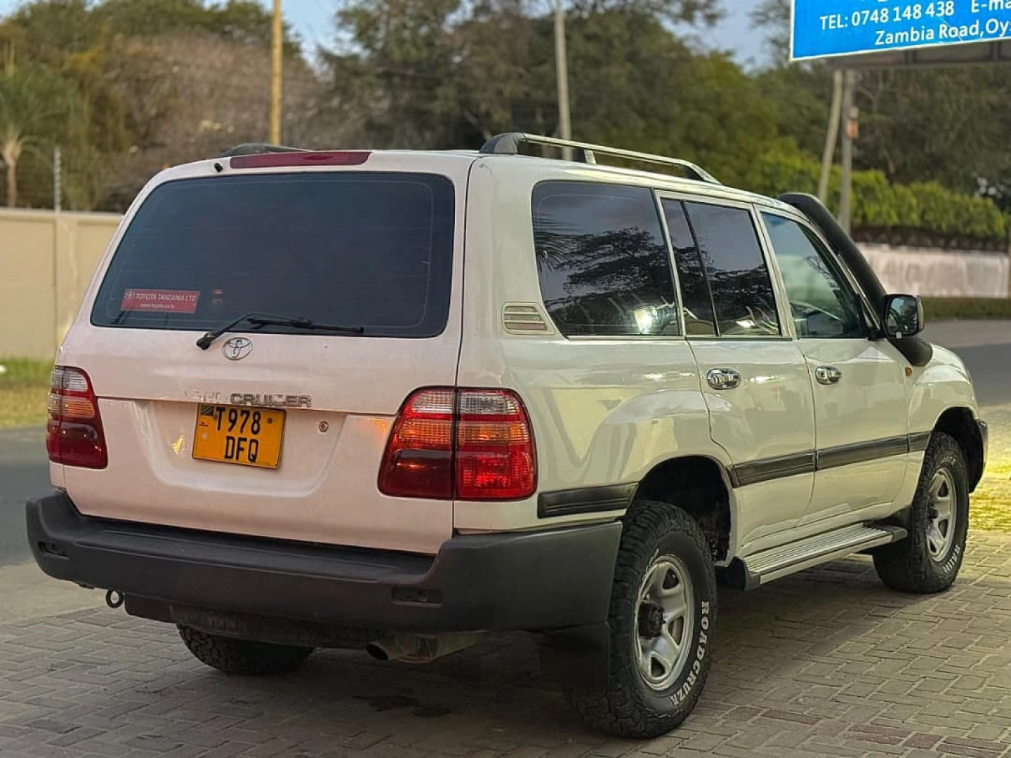 Toyota Land Cruiser GX 2000 Model thumbnail 3
