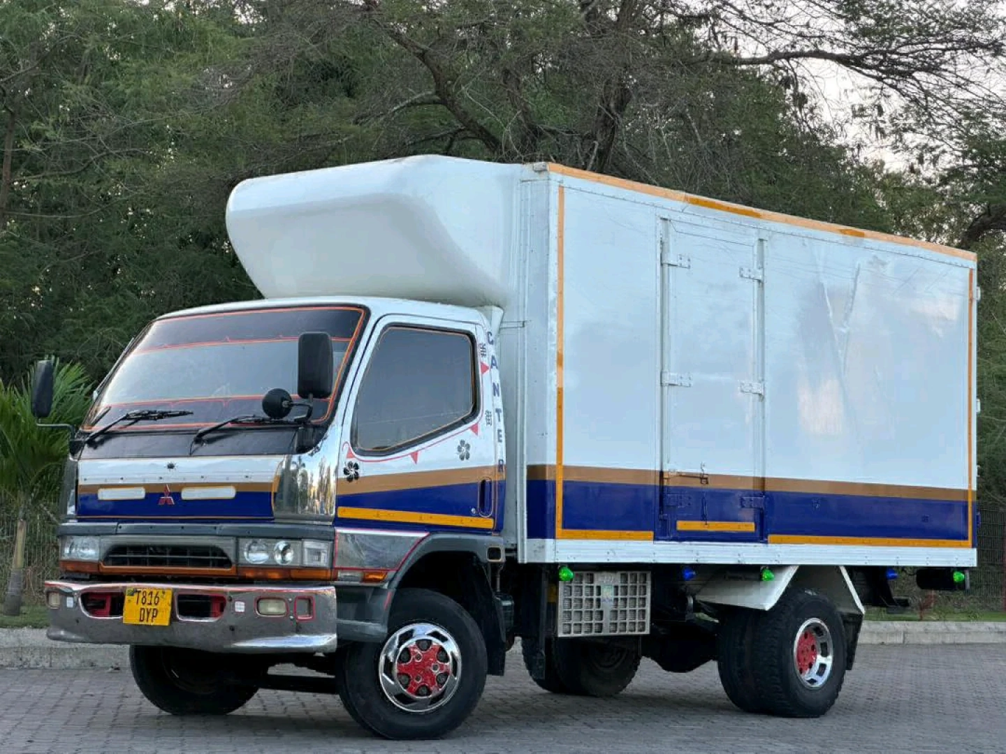 Used Mitsubishi Canter Box Truck 1999 thumbnail 2