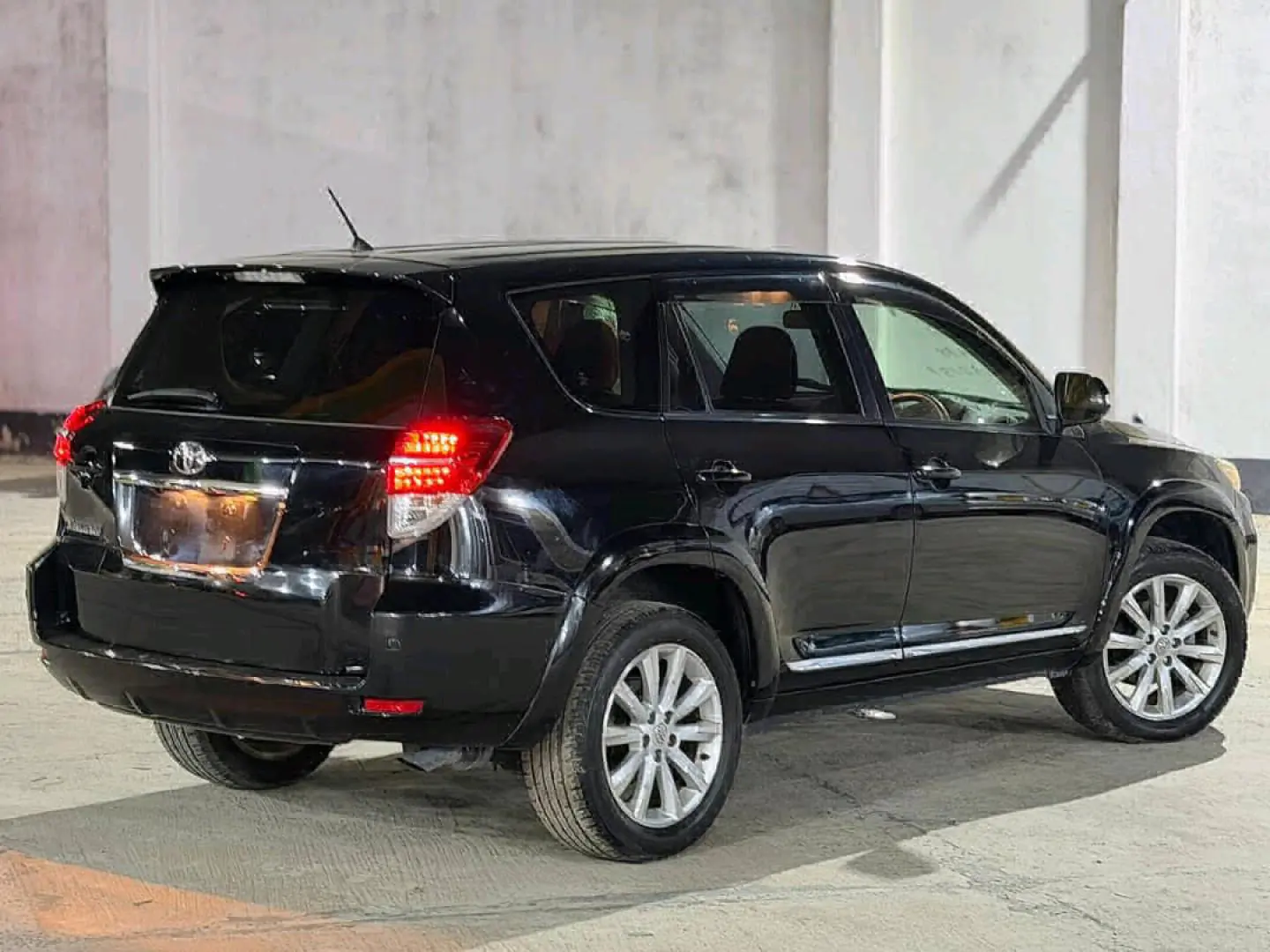 2012 Toyota Vanguard Black SUV thumbnail 3