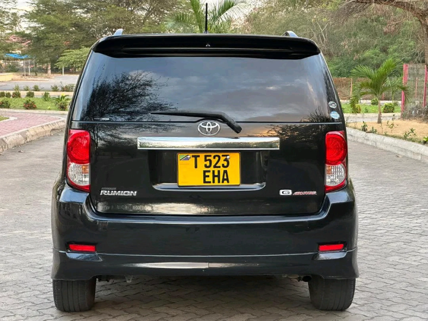 Black Toyota Rumion 2010, 1498cc thumbnail 4