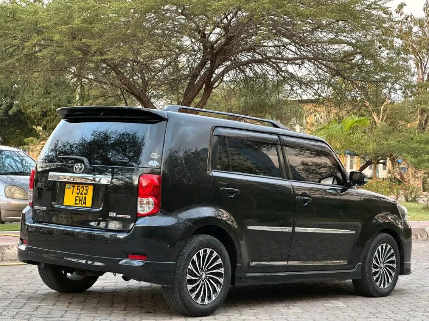 Black Toyota Rumion 2010, 1498cc thumbnail 5
