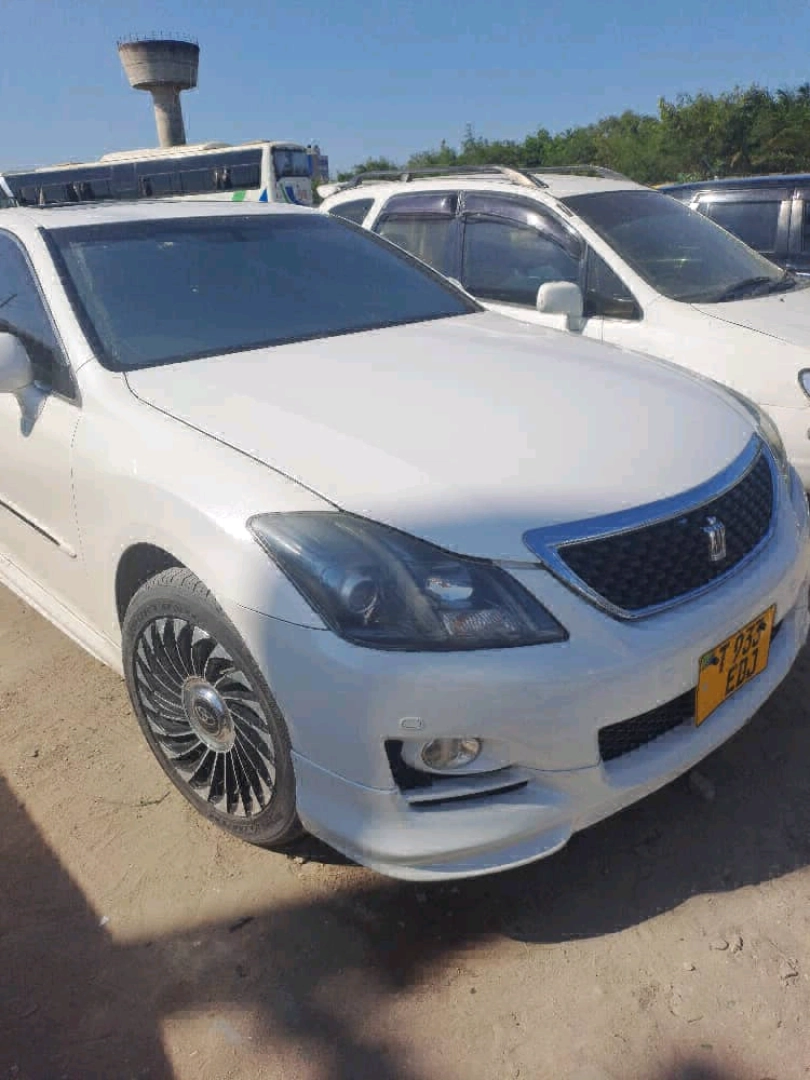 Toyota Crown New Model EDJ Car for Sale thumbnail 4