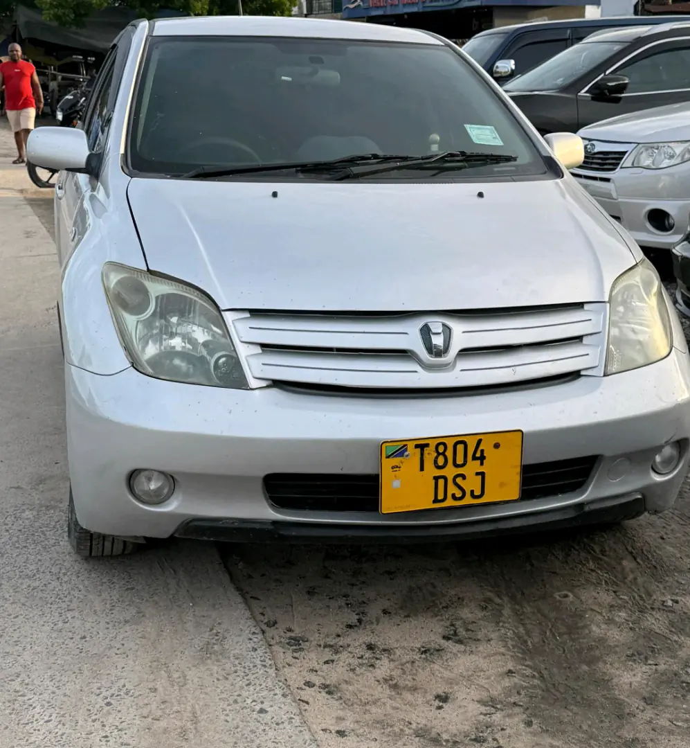 Silver 2004 Toyota Ist with Sound System thumbnail 2