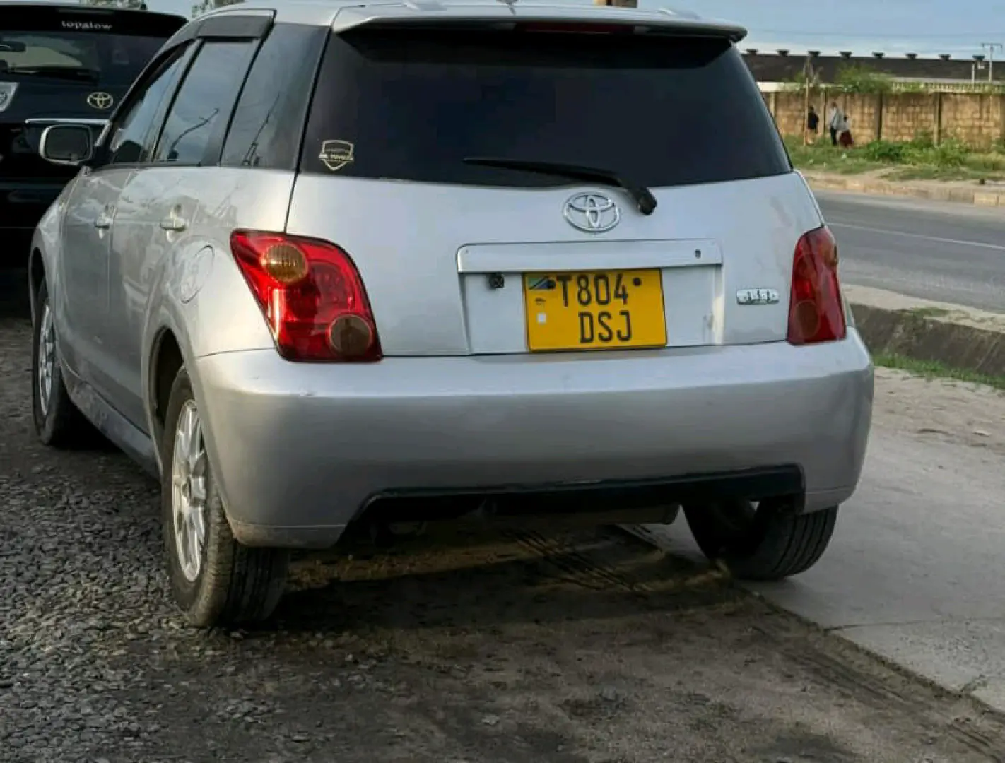 Silver 2004 Toyota Ist with Sound System thumbnail 3