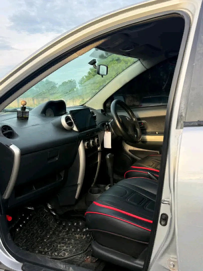 Silver 2004 Toyota Ist with Sound System thumbnail 5