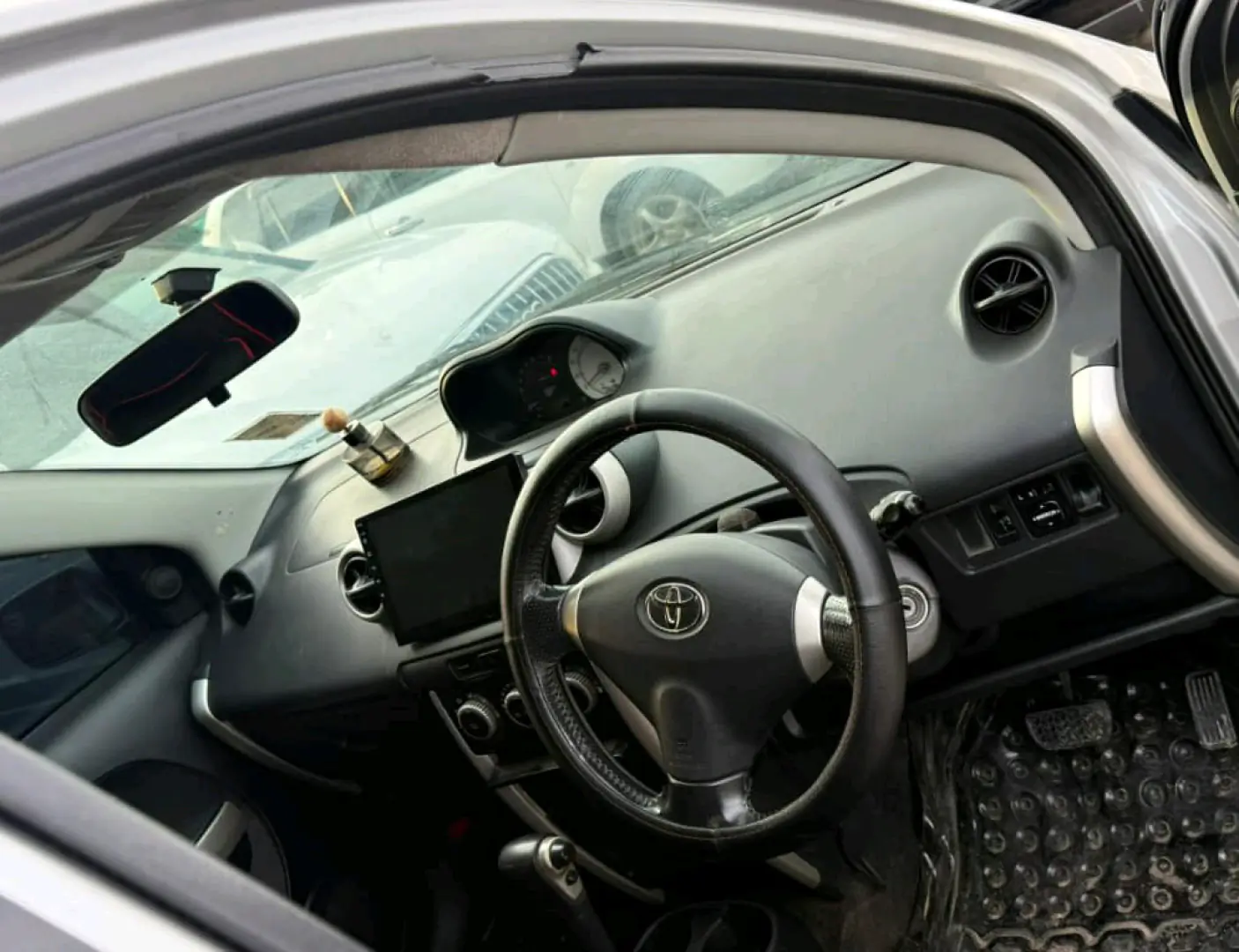 Silver 2004 Toyota Ist with Sound System thumbnail 6